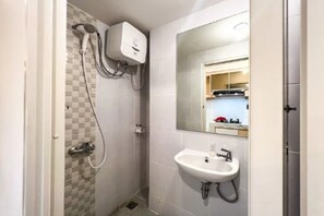 Standard Double Room | Bathroom | Shower, soap - OYO 93543 Belmount Residence Near SILOAM CLINIC MERUYA (Jakarta)