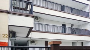 A multi-story building with balconies and air conditioning units. - OYO 93543 Belmount Residence Near SILOAM CLINIC MERUYA (Jakarta)