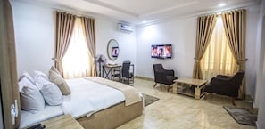 3 bedrooms, in-room safe, individually decorated, individually furnished