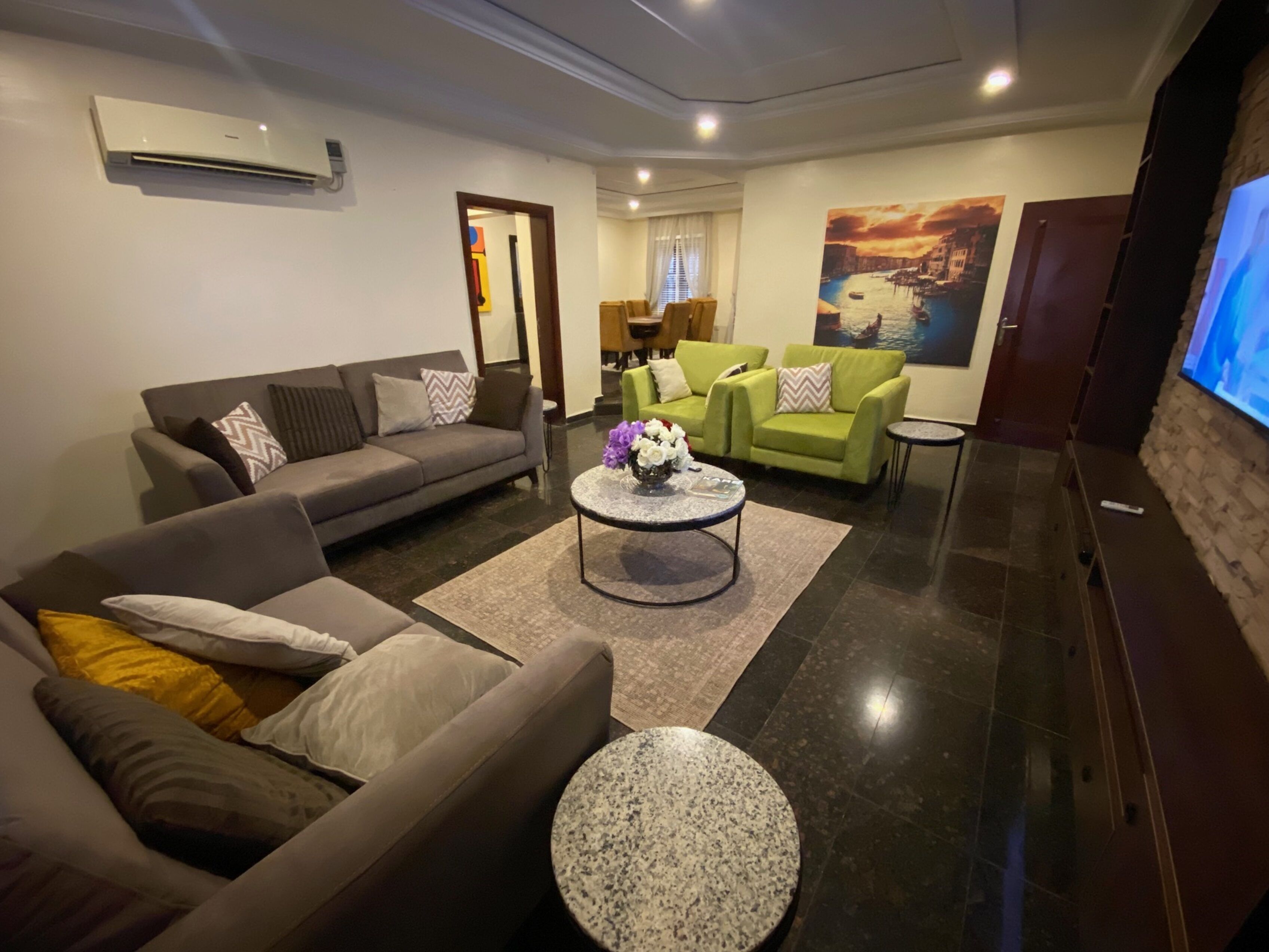 Apartamento ejecutivo, 2 habitaciones | Zona de estar | Televisión de plasma de 42 pulgadas con canales por satélite