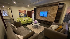 Leilighet – executive, 2 soverom | Oppholdsområde | En 42-tommers plasma-TV med Parabol-TV