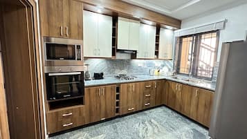 Departamento presidencial, 3 habitaciones | Cocina privada | Refrigerador, microondas, parrilla de estufa y lavavajillas