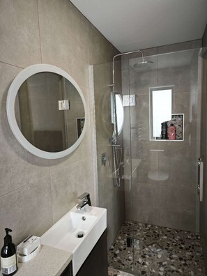 Shower, hair dryer, towels, soap - Luxury & Central location with 3 Bedroom&3.5 Bath -3 mins drive to cornwall park (Auckland)