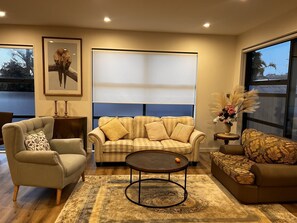 Living area - Luxury & Central location with 3 Bedroom&3.5 Bath -3 mins drive to cornwall park (Auckland)