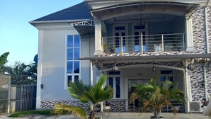 Front of property - VICPEALIA HOTEL LTD (Uyo)