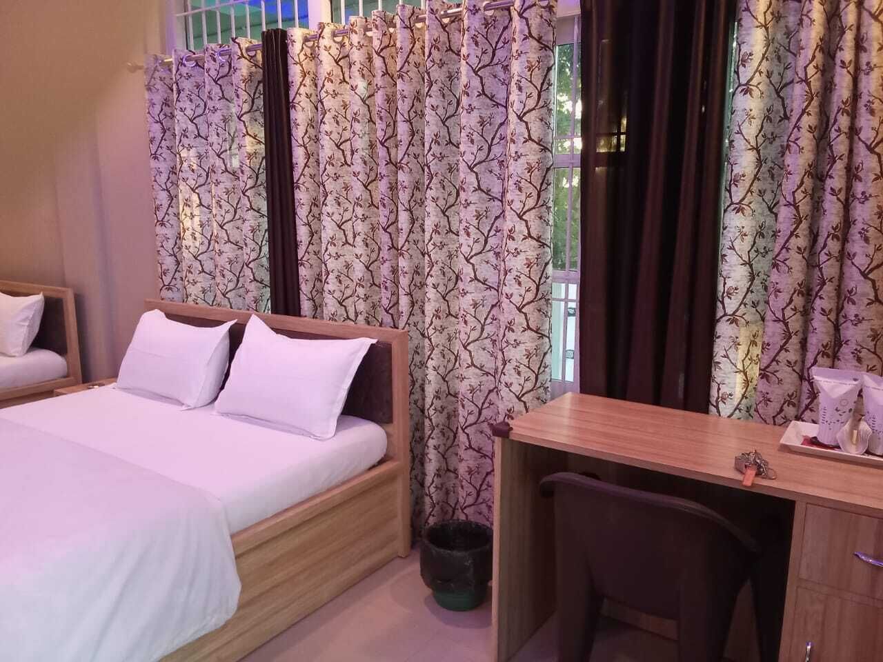 Un dormitorio con cama, escritorio y silla.