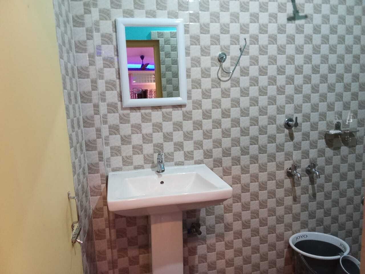 Shower, rainfall showerhead, free toiletries, towels