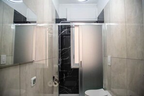 Dutxa, assecador de cabells, bidet i tovalloles