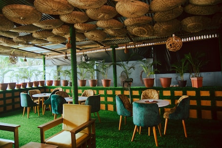 Bar (en la propiedad). SPG Hotels Limited