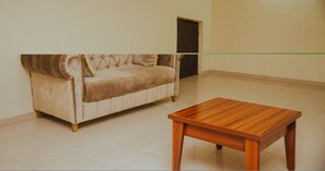 Luxury Room | Desk, laptop workspace, bed sheets