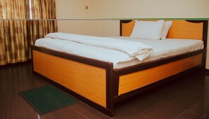 Deluxe Room | Desk, laptop workspace, bed sheets