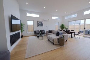 Smart TV, fireplace - Modern Spacious Coastal Villa (Ocean Grove)