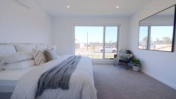 5 habitaciones, caja de seguridad en la habitación y escritorio