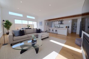 Smart TV, fireplace - Modern Spacious Coastal Villa (Ocean Grove)