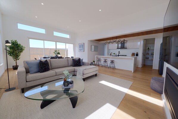 TV connectée, cheminée, livres