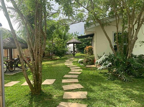 Romantic Cabin Retreat with Garden View + Parking