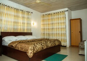 Ropa de cama hipoalergénica y escritorio 