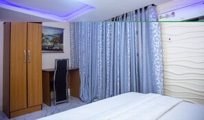 Ropa de cama hipoalergénica y escritorio 