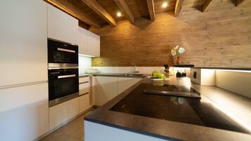 KĂŒhlschrank, Ofen, GeschirrspĂŒler, Wasserkocher mit Kaffee-/Teezubehör