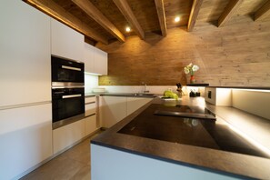 Kühlschrank, Ofen, Geschirrspüler, Wasserkocher mit Kaffee-/Teezubehör