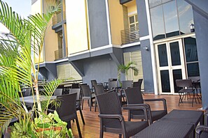 Bar junto a la piscina