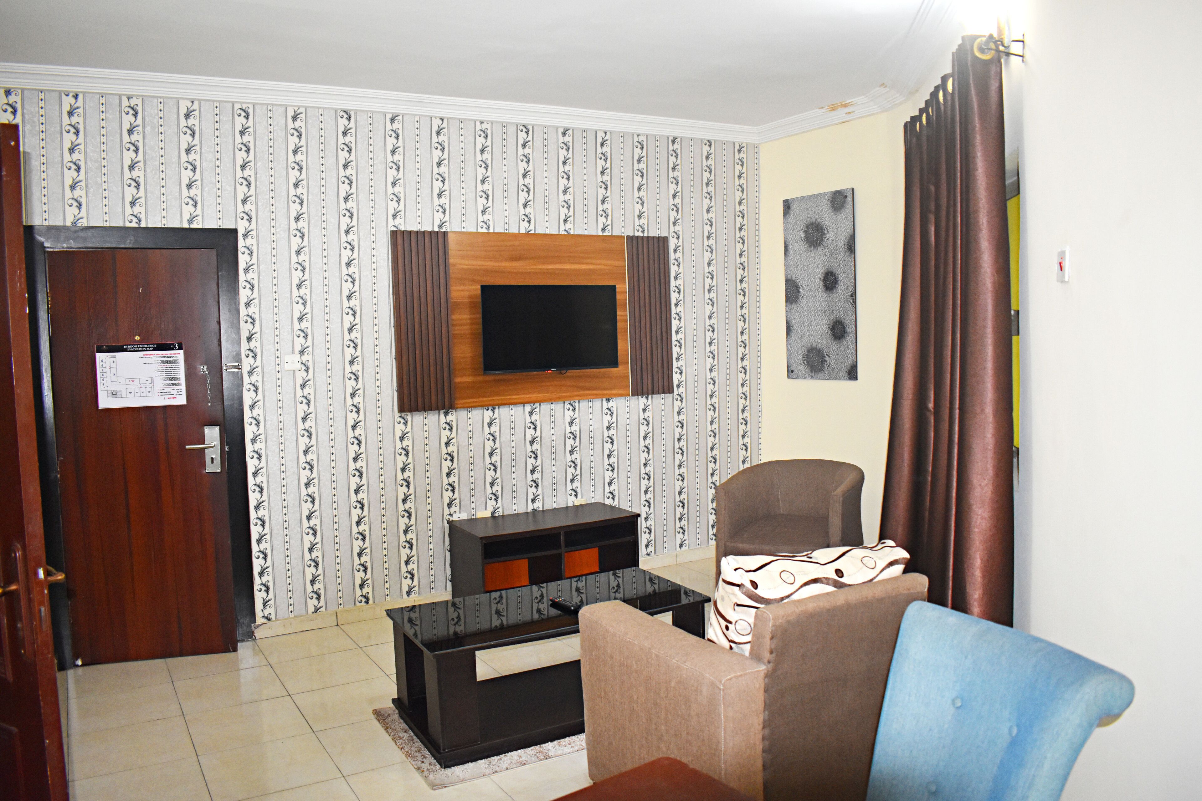 Executive Suite | Living area | 32-inch LED TV with cable channels