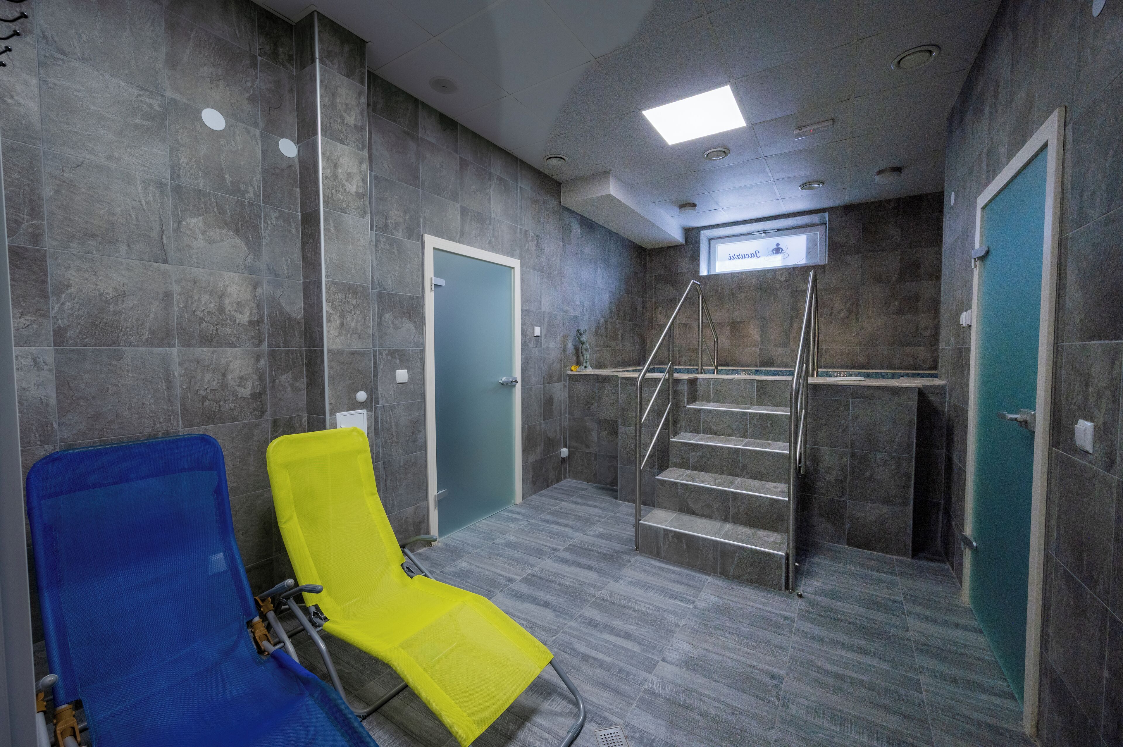 三溫暖烤箱、按摩服務