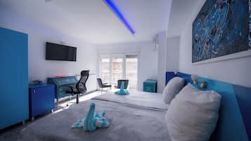 Standard Double Room (PERSEUS) | Peti besi dalam bilik, meja, Wi-fi percuma