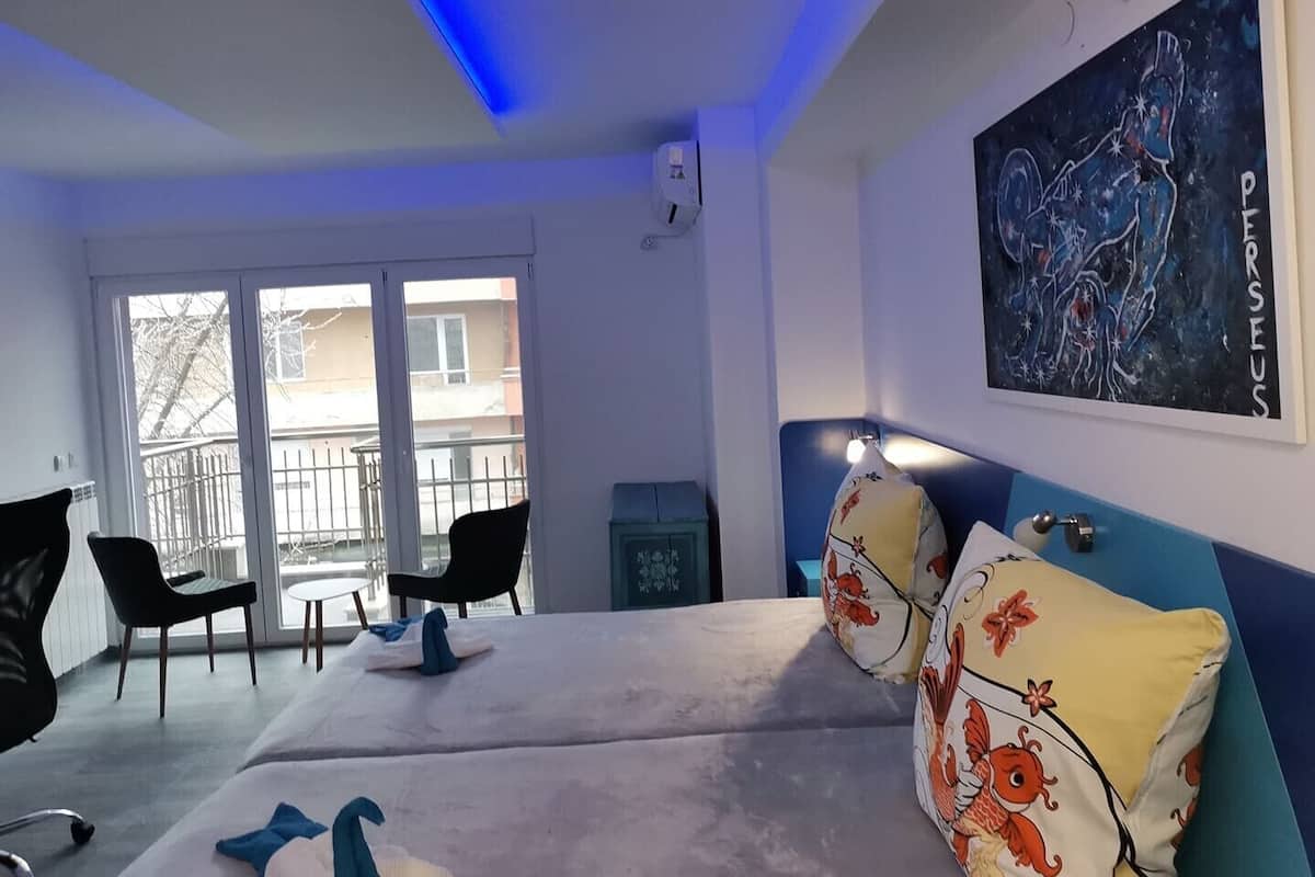 Standaard tweepersoonskamer (PERSEUS) | Een kluis op de kamer, een bureau, gratis wifi
