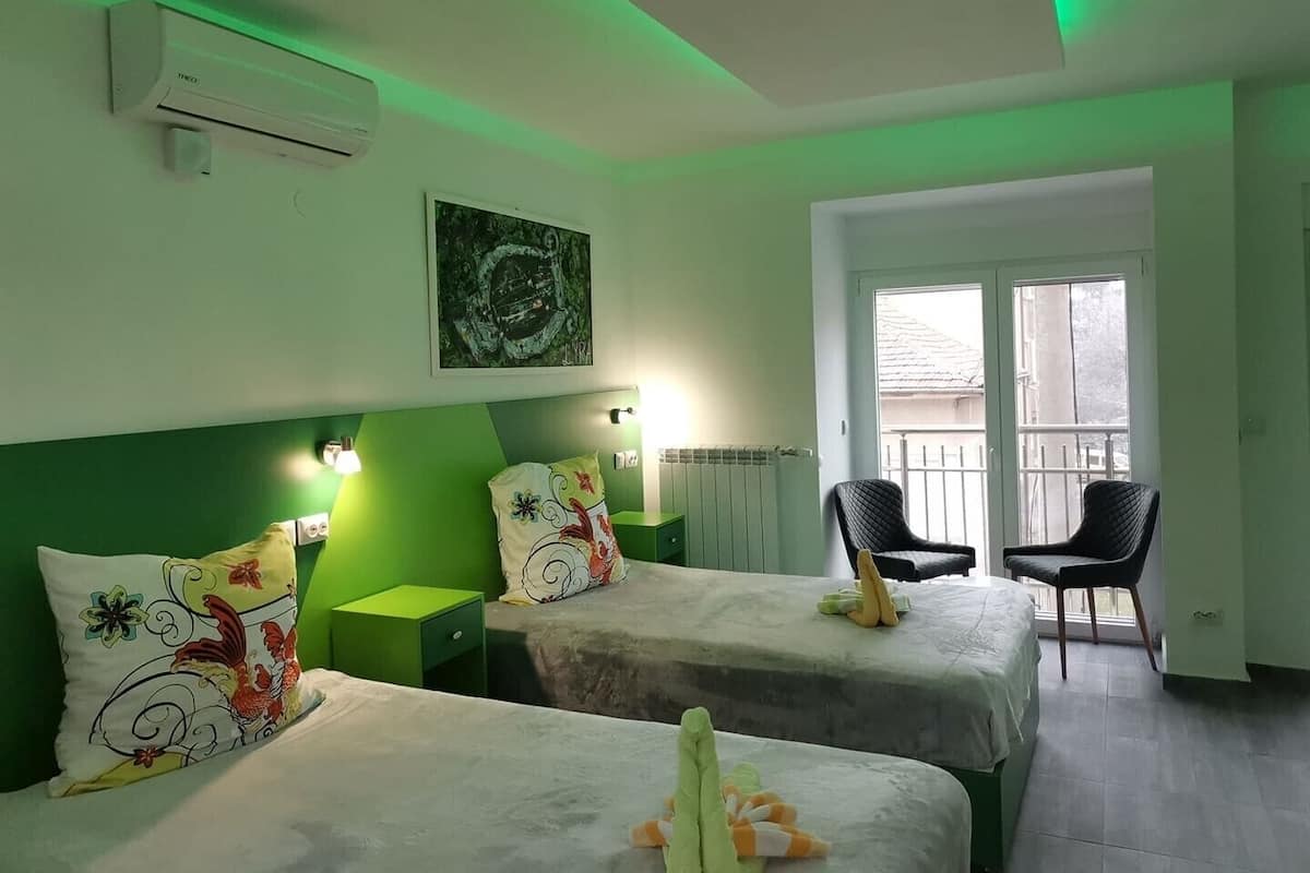 Standaard Twin kamer (LYRA) | Een kluis op de kamer, een bureau, gratis wifi