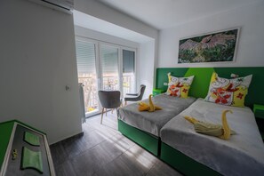 Chambre triple Standard (PHENIX) | Coffre-fort, bureau, accĂšs au Wi-Fi (inclus)