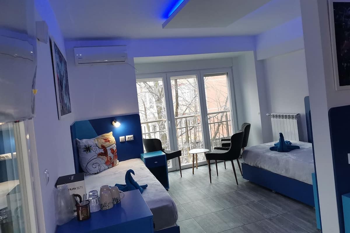 Standaard tweepersoonskamer (CASSIOPEIA) | Een kluis op de kamer, een bureau, gratis wifi