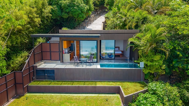 Uma casa moderna com piscina, cozinha e um quarto com vista.
