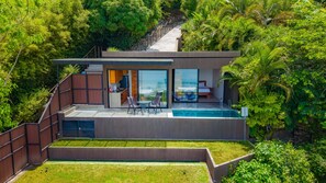 Une maison moderne dotée d’une piscine, d’une cuisine et d’une chambre avec vue.