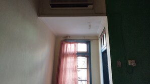 A room with a window, a door, and an air conditioning unit on the wall. - Hotel O Pondok Gusang Kuala Near Pelabuhan H Basran (Sampit)