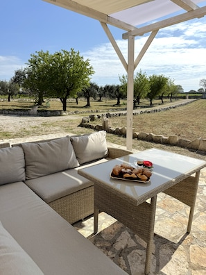 Outdoor dining - Trulli Hansel & Gretel (Puglia)