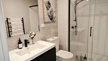 Bruser, hårtørrer, håndklæder, Sæbe