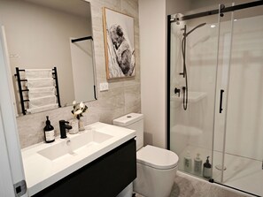 Shower, hair dryer, towels, soap - Albany Centre - 2 Bedrooms with Free Carpark - Walk to mall and Bus station (Auckland)