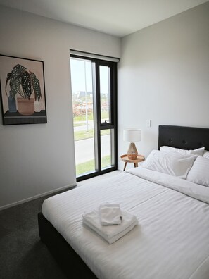 2 bedrooms, iron/ironing board, travel cot, free WiFi - Albany Centre - 2 Bedrooms with Free Carpark - Walk to mall and Bus station (Auckland)