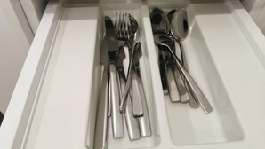 Eine Schublade mit ordentlich angeordnetem Besteck, darunter Gabeln, Messer und Löffel.