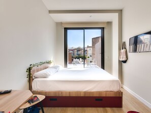 Muebles diferentes, escritorio y espacio para trabajar con laptop 