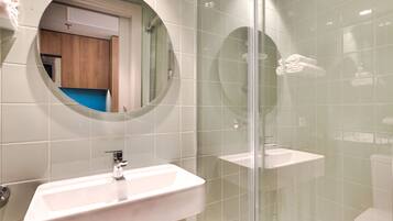 Shower, free toiletries, towels