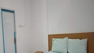 Deluxe Double Room | Desk, laptop workspace, bed sheets