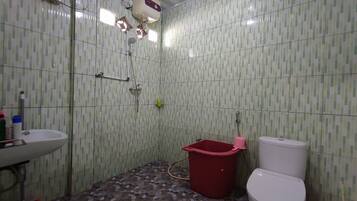 Deluxe Double Room | Bathroom | Shower, towels