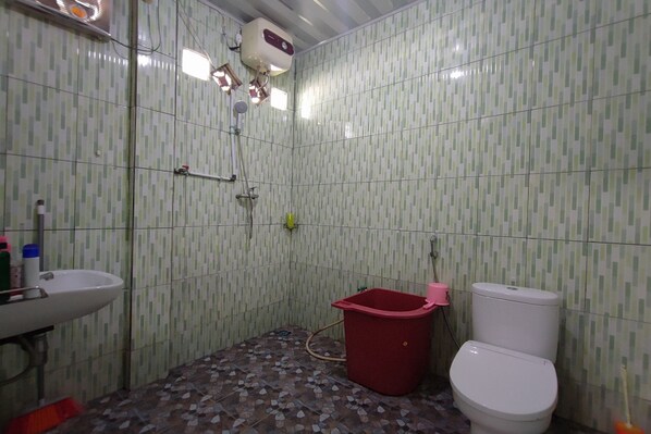 Chambre Double Deluxe | Salle de bain | Douche, serviettes fournies