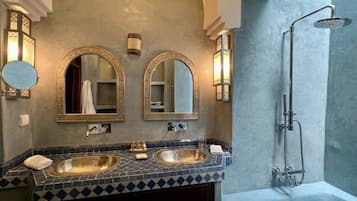 Deluxe-suite | Badeværelse | Gratis toiletartikler, badekåber, hjemmesko