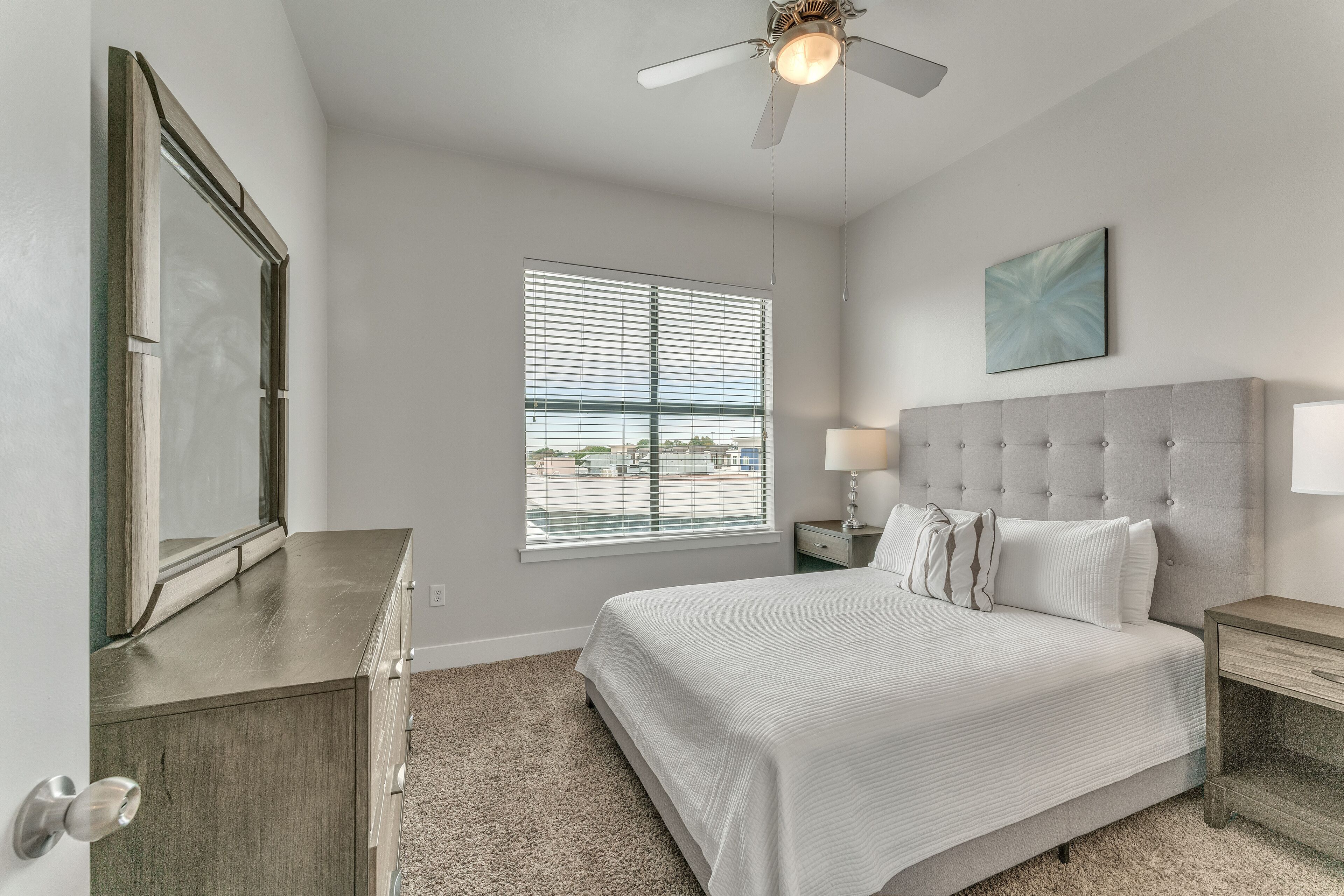 High End 1BR apartment, Pool, Gym, Parking