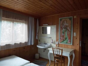 2 habitaciones, escritorio, internet y ropa de cama