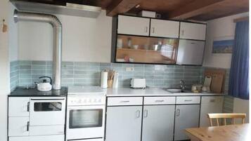 Wasserkocher mit Kaffee-/Teezubehör, Kühlschrank, Ofen, Herdplatte