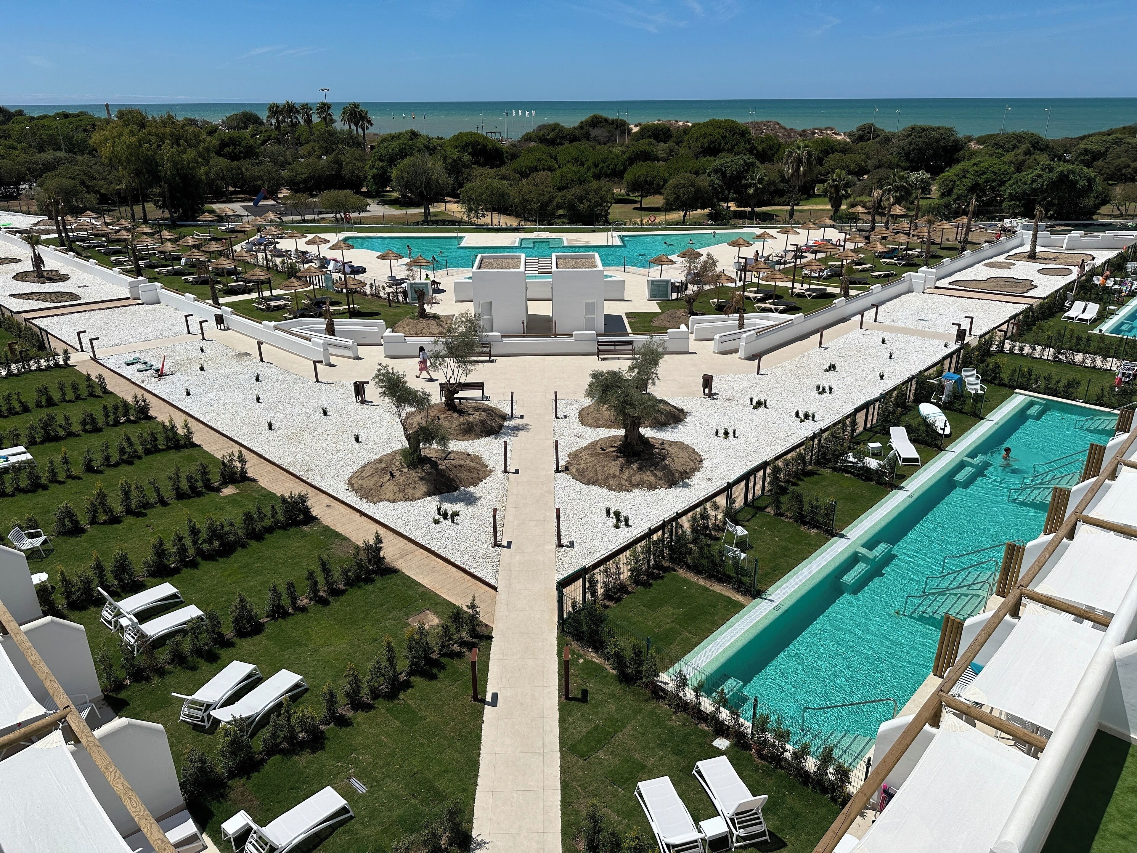 Outdoor pool, pool umbrellas, sun loungers